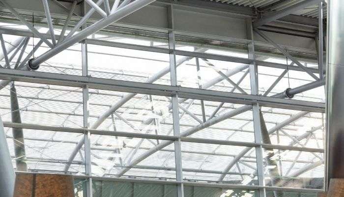 Apakah Baja Ringan Aman dari Petir Saat Hujan?