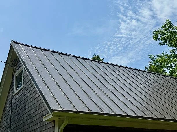 Perbandingan Atap Metal vs UPVC untuk Bangunan Modern